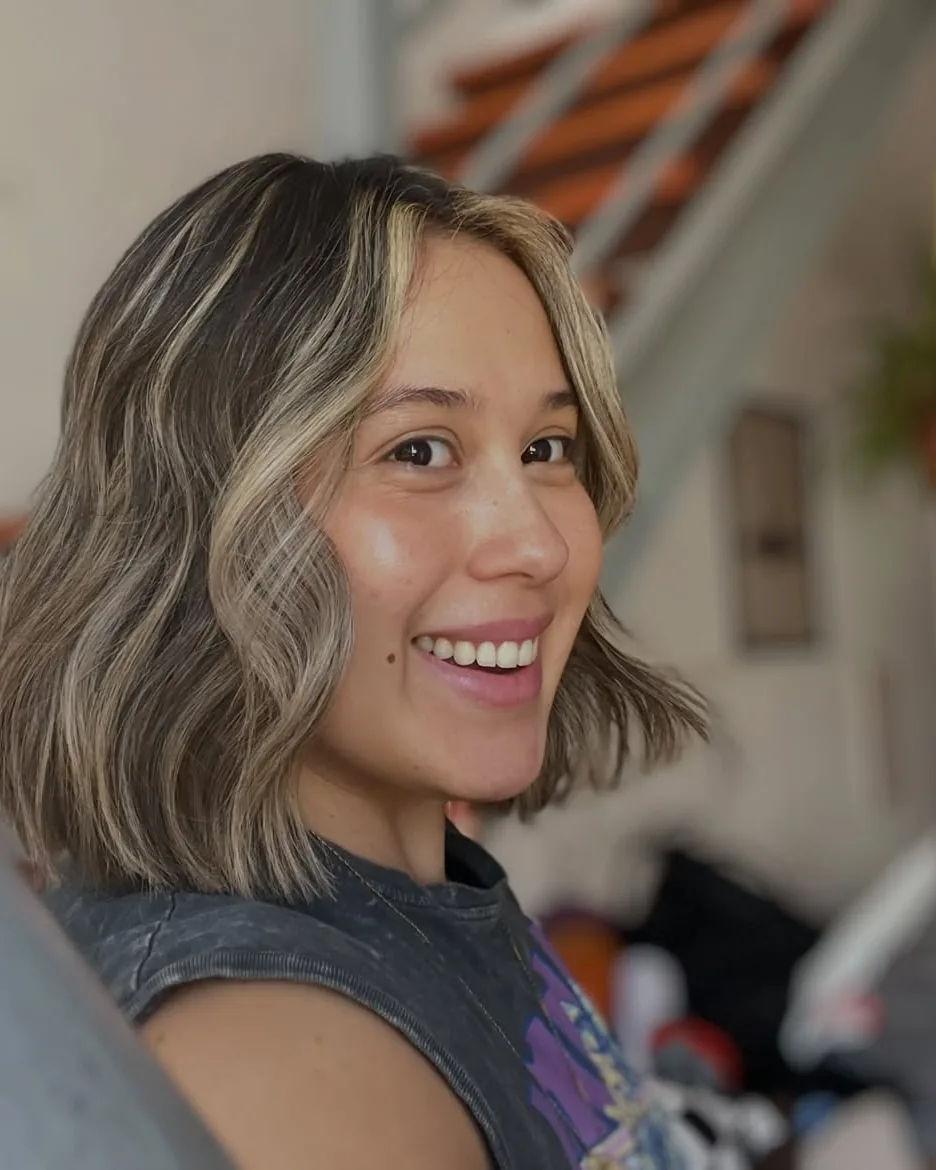 Anabel S., asistente comercial de Papashops, sonriendo en el local