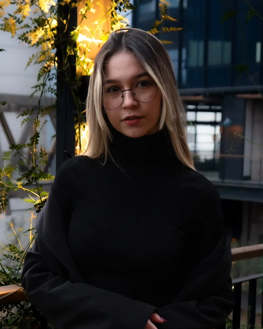 Fer C., administradora, retratada en una terraza al atardecer
